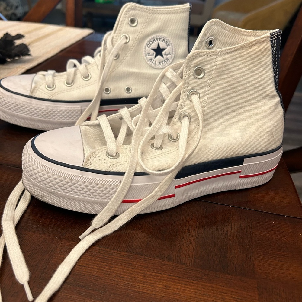 White platform, converse All-Star, Chuck Taylor. Women’s size 6 kid size 4